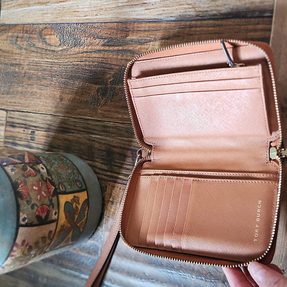 Tory Burch Women's Tan Leather Clutch Wristlet / Wallet. - Picture 10 of 13